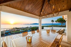 een huis met een terras met uitzicht op de oceaan bij A Casa Nostra in Coti-Chiavari