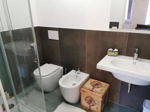 łazienka z toaletą, umywalką i prysznicem w obiekcie Fabretti House - Centro storico w mieście Perugia +37 zdjęć