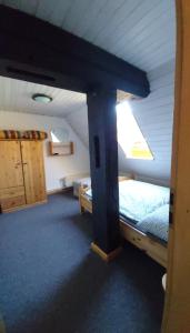 เตียงสองชั้นในห้องที่ de lüt Ferienhof Jameln
