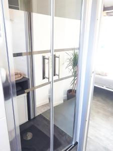 a room with a glass partition with a plant at Logement entier Saint Malo vue mer, proche FERRY, commerces et plage Solidor 50 m in Saint Malo +43 photos