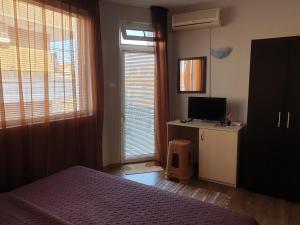 TV a/nebo společenská místnost v ubytování Guest House Taligarov