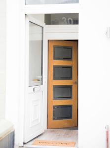 una puerta que conduce a una habitación con paredes blancas en Buchanan House Sasco Apartments, en Blackpool