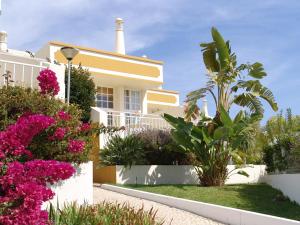 une maison avec des fleurs et des plantes devant elle dans l'établissement Ponta Grande Sao Rafael Resort by Umbral, à Albufeira