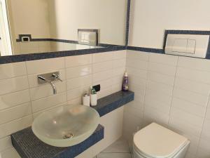 La salle de bains est pourvue d'un lavabo et de toilettes. dans l'établissement Casa Fontana, à Sorrente