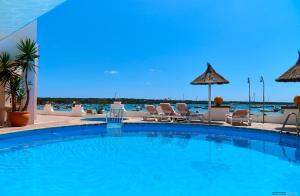 Bazén v ubytovaní Apartamentos Sabina Playa alebo v jeho blízkosti