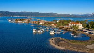 uma vista aérea de uma marina com barcos na água em Island Apartments em Mesolongion