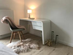 a desk with a chair and a lamp in a room at Ferienwohnung Dublin in Hannover
