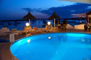 Bazén v ubytovaní Apartamentos Sabina Playa alebo v jeho blízkosti