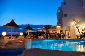 Bazén v ubytovaní Apartamentos Sabina Playa alebo v jeho blízkosti