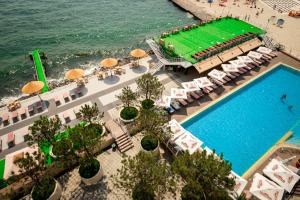 een luchtzicht op een resort met een zwembad bij Maristella Marine Residence in Odessa