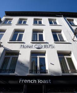 een wit gebouw met een bord voor een hotel bij Hotel1875 in Antwerpen