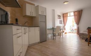 Kuchyň nebo kuchyňský kout v ubytování EL CARMEN beach apartment