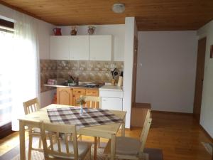 Kuchyňa alebo kuchynka v ubytovaní Apartma Podlogar Golica Triglav