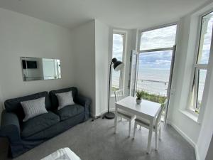 Bridlington Bay Apartments في بريدلينغتون: غرفة معيشة مع أريكة وطاولة