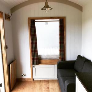 Posezení v ubytování Astwell Mill Luxury Shepherds Hut