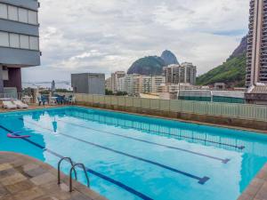 a swimming pool on the roof of a building at 3Qtos c/ Vista de Cinema em Botafogo | MDS 08/2403 in Rio de Janeiro