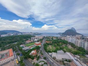 an aerial view of a city with a mountain at 3Qtos c/ Vista de Cinema em Botafogo | MDS 08/2403 in Rio de Janeiro