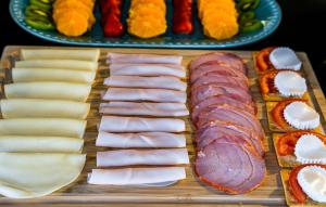 リスボンにあるSanta Luzia B&B - HOrigemの肉野菜の種類のトレイ