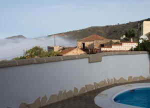 een uitzicht vanaf het dak van een huis met een zwembad bij Casa El Pino in Vilaflor
