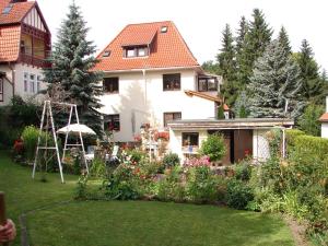 ein Haus mit Garten davor in der Unterkunft Abendröte in Wernigerode