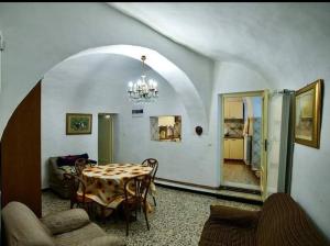 une salle à manger avec une table et un lustre dans l'établissement A CA' DA VILLA, à Castelbianco