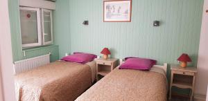 Un pat sau paturi într-o cameră la La Rotonde des Grânes