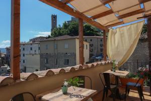 balkon ze stołami i krzesłami oraz widokiem w obiekcie B&B La Taccola w mieście Castelnuovo di Val di Cecina