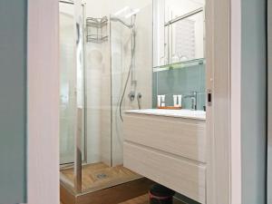 een badkamer met een douche en een wastafel bij “I piccoli grani” delizioso BB vicino Vaticano in Rome