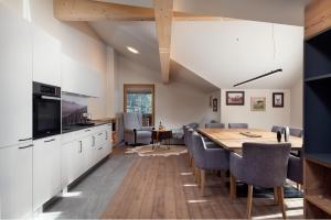 uma cozinha e sala de jantar com mesa e cadeiras em CHALET MONTIS em Flachau