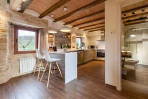 A kitchen or kitchenette at El Gresol - Naturaleza y Relax