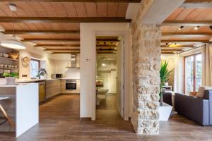 A kitchen or kitchenette at El Gresol - Naturaleza y Relax