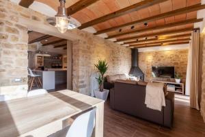 Senant的住宿－El Gresol - Naturaleza y Relax，客厅配有沙发和桌子