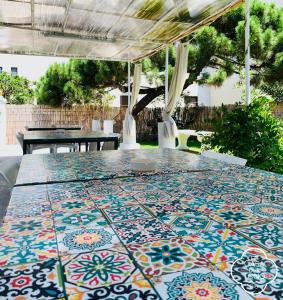 ミラッツォにあるLa Casa Del Tonoのカラフルなタイルフロアのテーブル