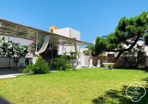 a yard of a house with a green lawn at La Casa Del Tono in Milazzo