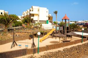 einen Spielplatz mit Rutsche in der Unterkunft SBH Hotel Royal Mónica in Playa Blanca