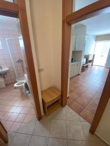 La salle de bains est pourvue de toilettes et d'un lavabo. dans l'établissement Apartment Dilba, à Novalja
