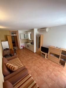 - un salon avec un canapé et une télévision dans l'établissement Apartment Dilba, à Novalja