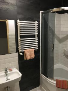 A bathroom at Apartament Ekonomiczny