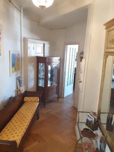 Grand appartement Art deco plein centre face gare SNCF