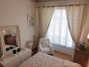 Grand appartement Art deco plein centre face gare SNCF