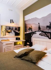 een slaapkamer met een bed en een schilderij aan de muur bij Elia Daliani in Chania