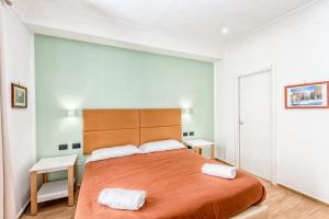 sypialnia z dużym łóżkiem z dwoma ręcznikami w obiekcie B&B Giacomino w Sorrento