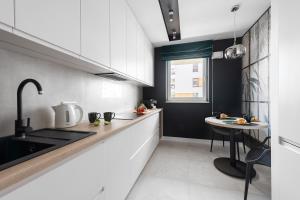 Kuchyňa alebo kuchynka v ubytovaní P&O Serviced Apartments Group Komputerowa