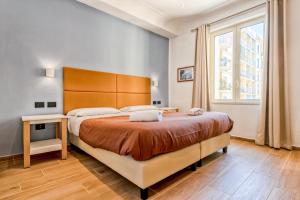 een slaapkamer met een groot bed en een raam bij B&B Giacomino in Sorrento