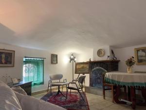 a living room with a fireplace and a table and chairs at Casa di Giulietta in Bomarzo