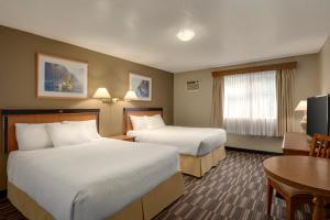 Postel nebo postele na pokoji v ubytování Days Inn by Wyndham Nanaimo