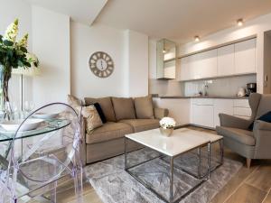uma sala de estar com um sofá e uma mesa em VacationClub – Seaside Park Apartament 316 em Colberga