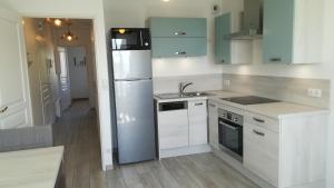 Кухня или мини-кухня в Appartement l'Estivalière face à la mer
