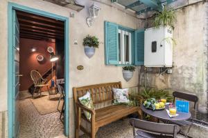a patio with a wooden bench and a table at Fontana di Trevi Luxury Nest in Rome