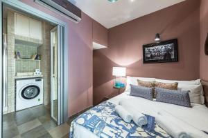 a bedroom with a bed and a washing machine at Fontana di Trevi Luxury Nest in Rome